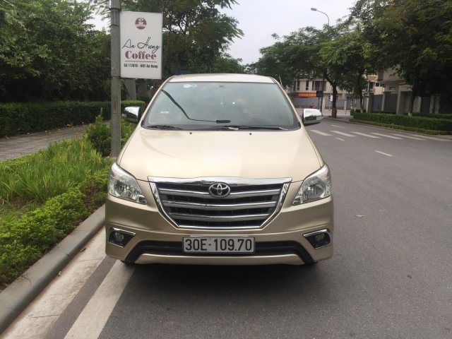 Tôi cần bán gấp chiếc Toyota Innova 2.0E 2015, số sàn, màu vàng cát, chính chủ gia đình tôi đang sử dụng, LH 0979068462