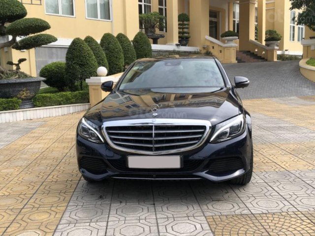 Xe chính chủ bán Mercedes C250 Exclusive model 2018, màu xanh Cavansite, nội thất kem