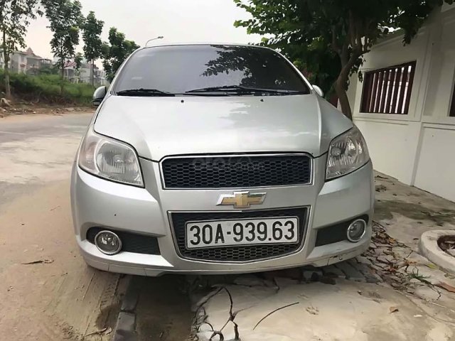 Bán Chevrolet Aveo MT 2015, màu bạc0