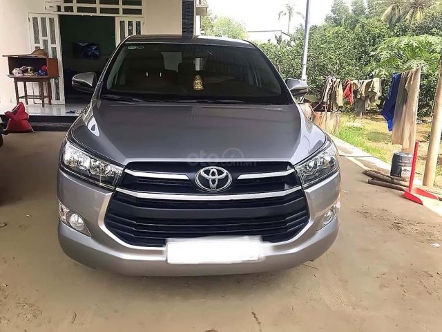 Bán Toyota Innova 2.0E đời 2018, màu bạc số sàn, giá 720tr0