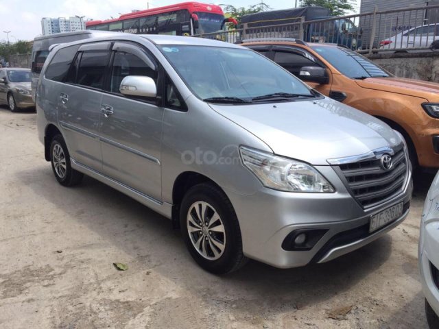 Bán Toyota Innova 2.0E 4x2 MT năm 2016, màu bạc mới 90%