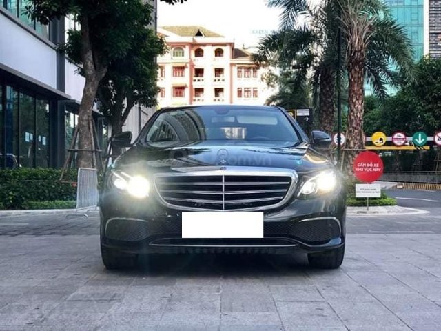 Bán Mercedes E200 màu đen/đen, sản xuất 2018, biển Hà Nội