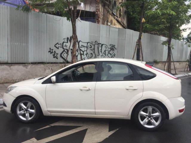 Cần bán xe Ford Focus đời 2011, màu trắng chính chủ