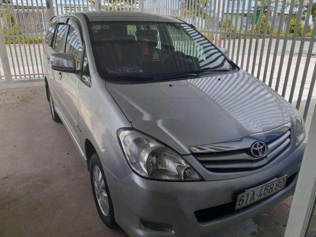 Cần bán Toyota Innova năm sản xuất 2011, màu bạc0