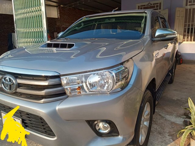 Bán gấp Toyota Hilux đời 2015, màu bạc0