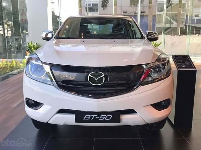 Bán Mazda BT 50 2.2L 4x4 MT năm sản xuất 2019, màu trắng, xe nhập, giá 590tr