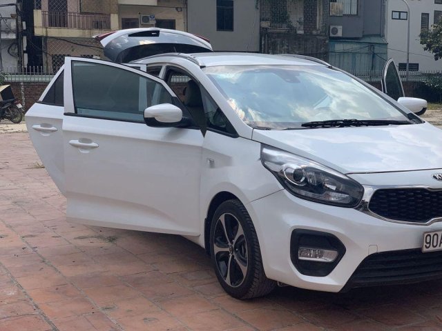 Cần bán xe Kia Rondo MT đời 2017, màu trắng số sàn, giá chỉ 465 triệu