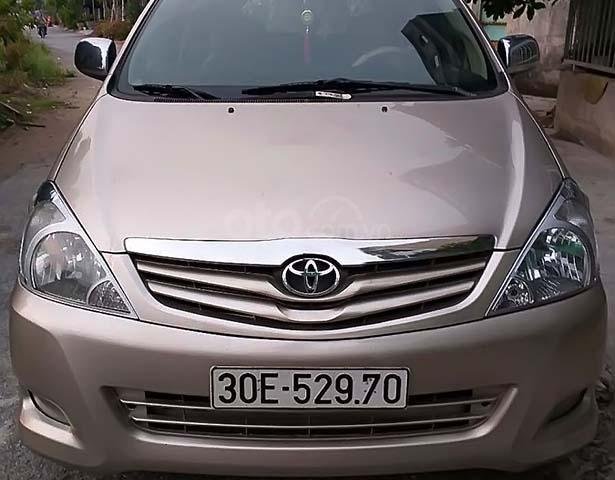 Bán lại xe Toyota Innova sản xuất 2010, màu ghi vàng0