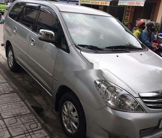 Cần bán lại xe Toyota Innova đời 2010, màu bạc xe gia đình, còn nguyên bản