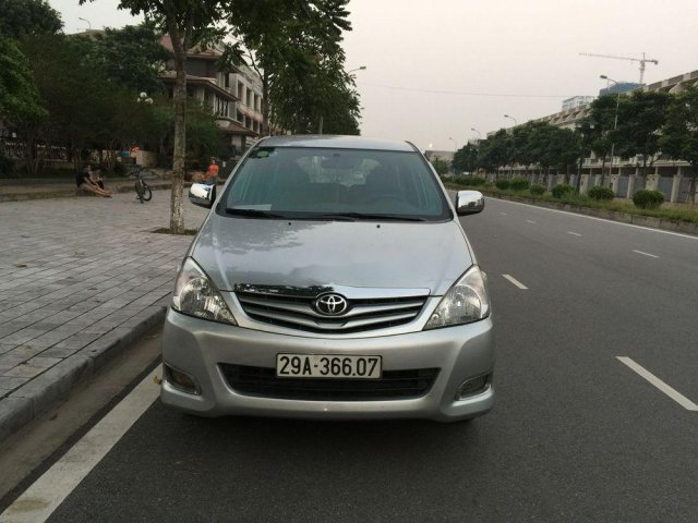 Cần bán xe Toyota Innova 2.0G năm sản xuất 2011, màu bạc, số sàn