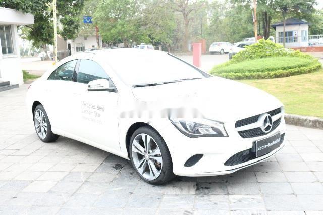 Cần bán Mercedes đời 2017, màu trắng xe gia đình, còn nguyên bản