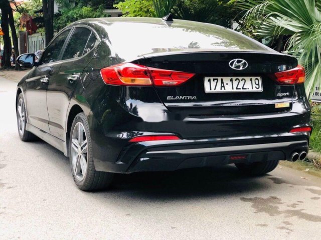 Bán Hyundai Elantra đời 2018, màu đen