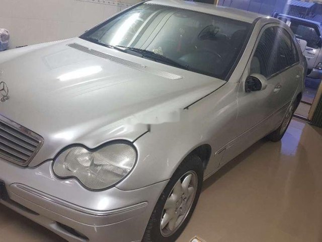 Bán Mercedes C200 sản xuất năm 2002, màu bạc, nhập khẩu nguyên chiếc, xe gia đình