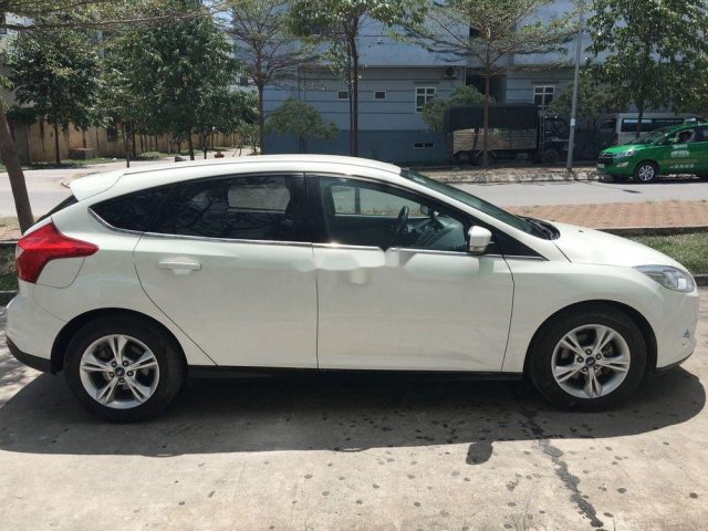 Bán Ford Focus đời 2013, màu trắng còn mới