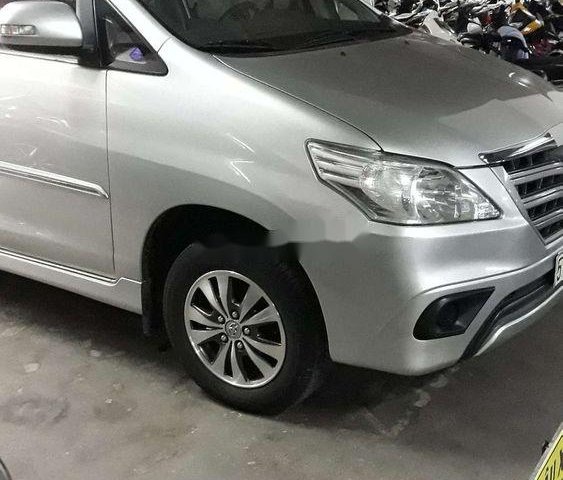 Cần bán xe Toyota Innova đời 2016, màu bạc, nhập khẩu