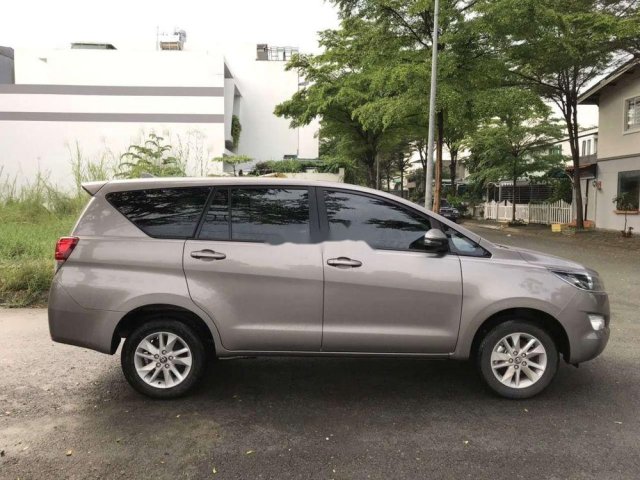 Cần bán Toyota Innova E sản xuất năm 2019, màu bạc số sàn