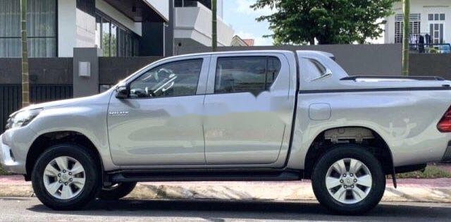 Cần bán lại xe Toyota Hilux MT sản xuất năm 2016, màu bạc còn mới, giá tốt