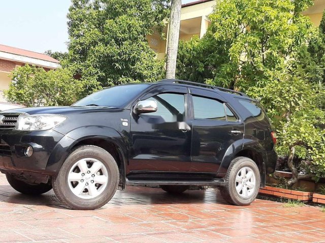 Cần bán Toyota Fortuner đời 2010, màu đen xe gia đình