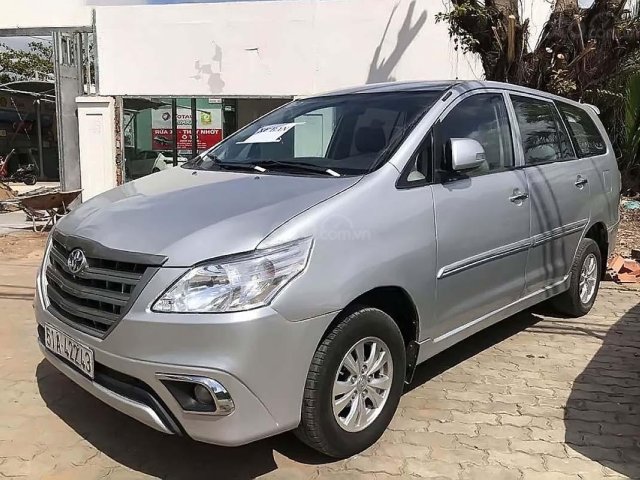 Cần bán Toyota Innova 2.0E năm sản xuất 2012, màu bạc, chính chủ