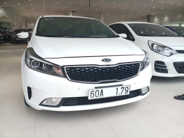 Cần bán Kia Cerato 1.6MT đời 2018, màu trắng, xe đẹp, giá 490tr