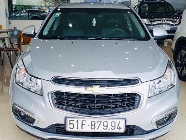 Bán ô tô Chevrolet Cruze năm sản xuất 2017, màu bạc xe gia đình