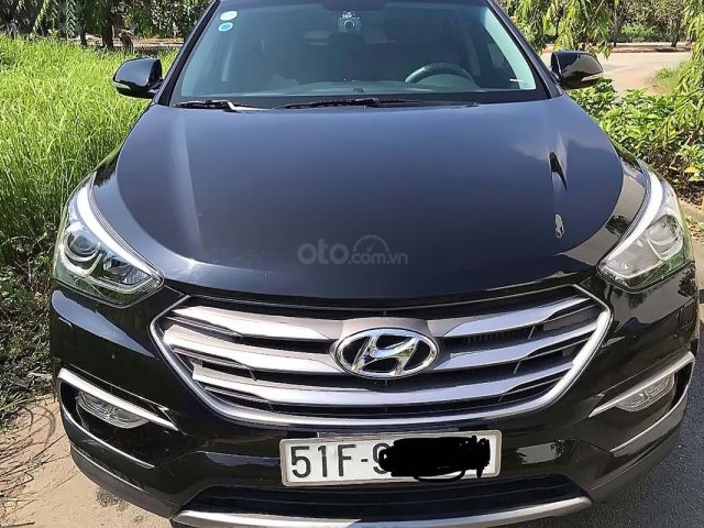 Cần bán xe Hyundai Santa Fe năm sản xuất 2016, màu đen, xe gia đình