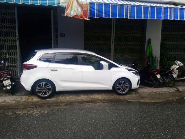 Bán Kia Rondo sản xuất năm 2017, màu trắng, giá chỉ 570 triệu