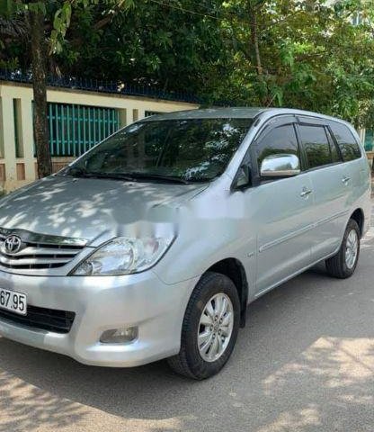 Cần bán lại xe Toyota Innova sản xuất 2011, màu bạc xe gia đình, xe nguyên bản