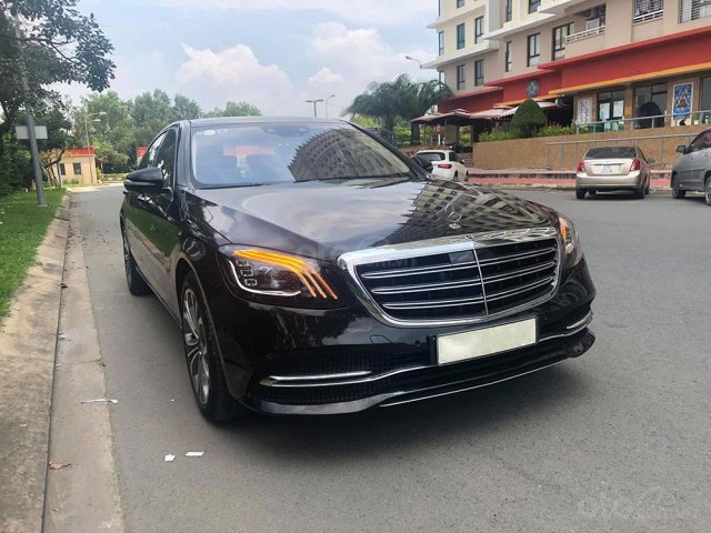 Chính chủ gửi bán xe Mercedes S450L Luxury 2019 màu đen, nội thất be vàng, giá rẻ hơn gần 800 triệu