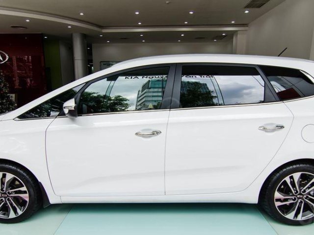 Bán ô tô Kia Rondo GAT Deluxe năm 2019, màu trắng, 669 triệu0