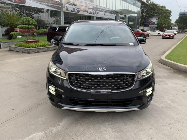 Bán ô tô Kia Sedona 2019, màu bạc