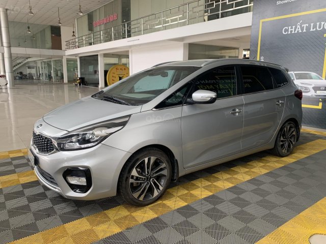 Bán Kia Rondo GAT 2.0AT màu bạc, số tự động, sản xuất 2018, biển Sài Gòn