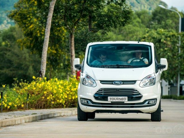 Bán Ford Tourneo Titanium 2019, tặng ngay bảo hiểm vật chất xe 1 năm và phụ kiện0