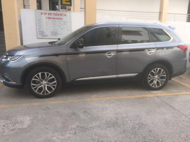 Cần bán Mitsubishi Outlander 2018, màu bạc xe gia đình, xe nguyên bản