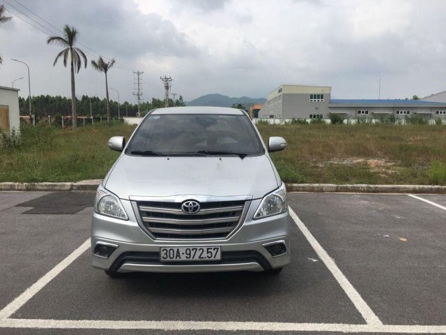 Gia đình bán Toyota Innova E năm sản xuất 2016, màu bạc0