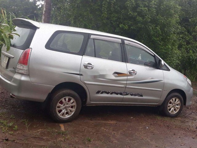 Cần bán gấp Toyota Innova đời 2008, màu bạc chính chủ