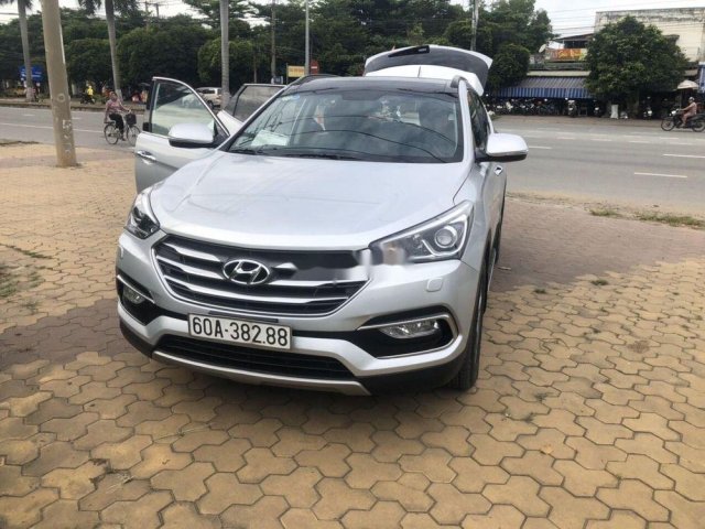 Cần bán lại xe Hyundai Santa Fe 2.2L 4WD năm sản xuất 2017, màu bạc chính chủ, giá chỉ 990 triệu