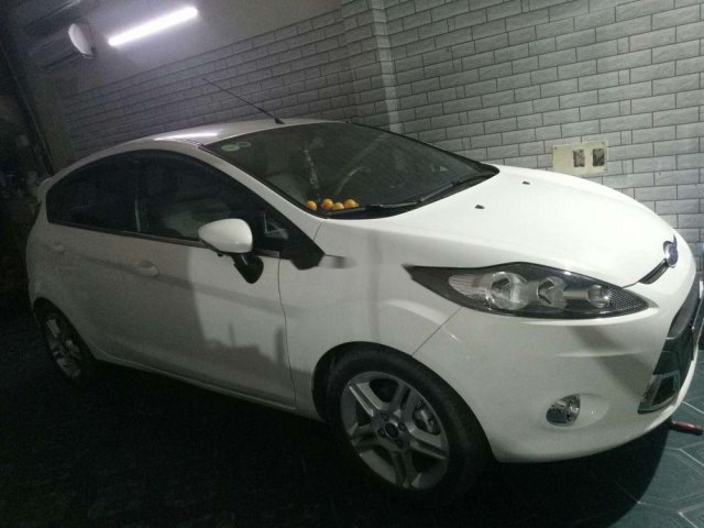 Cần bán lại xe Ford Fiesta sản xuất 2012, màu trắng, giá tốt