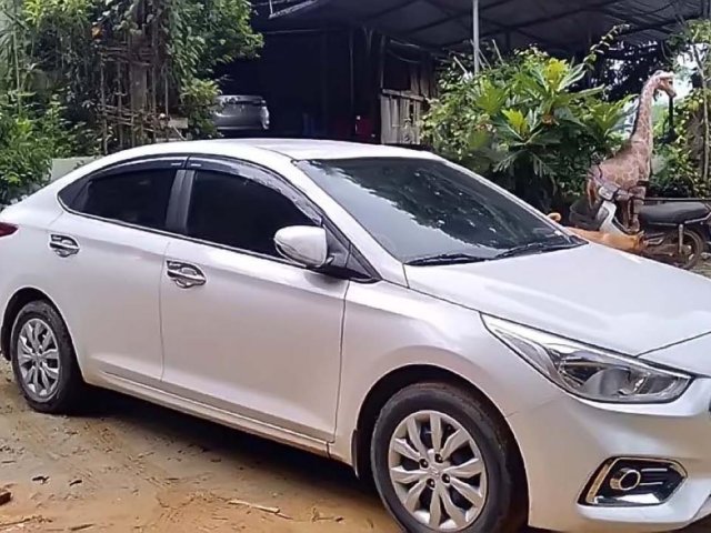 Bán xe Hyundai Accent sản xuất 2018, màu trắng xe còn mới lắm0