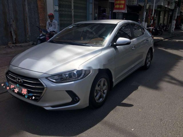 Cần bán Hyundai Elantra 2018, màu bạc, xe nhập