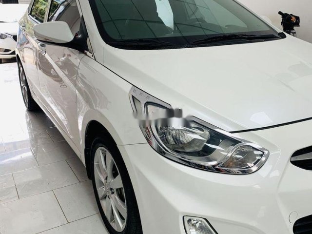 Cần bán xe Hyundai Accent AT sản xuất 2012, màu trắng, nhập khẩu nguyên chiếc, giá tốt0