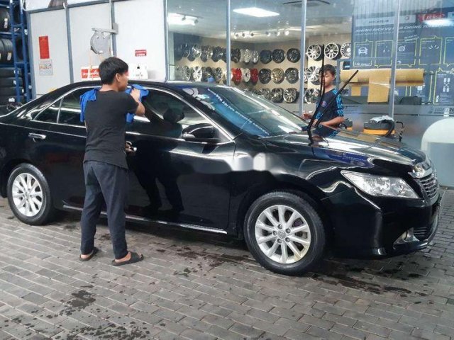 Bán xe Toyota Camry 2.0E năm 2014, màu đen chính chủ