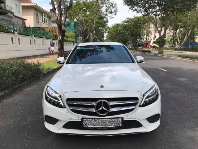 Cần bán gấp Mercedes-Benz C200 class đăng ký lần đầu 2019, màu trắng xe gia đình giá 1 tỷ 420 triệu đồng