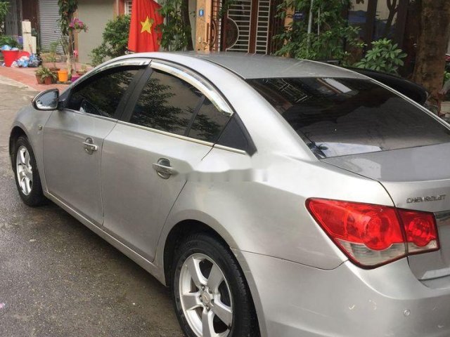 Cần bán lại xe Chevrolet Cruze đời 2010, màu bạc số sàn