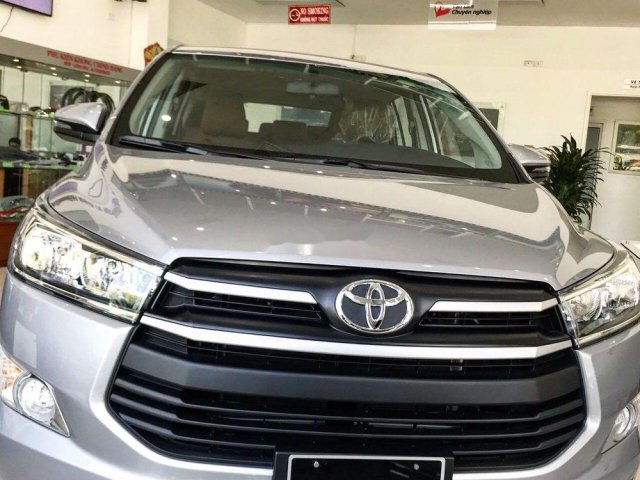 Bán xe Toyota Innova E năm sản xuất 2018, màu bạc