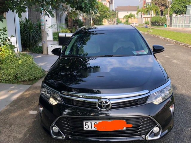 Bán xe Toyota Camry 2.0E đời 2018, màu đen còn mới