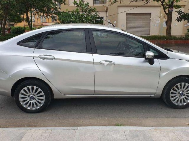 Cần bán xe Ford Fiesta 1.6AT đời 2011, màu bạc0