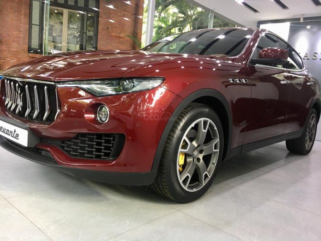 Bán nhanh chiếc xe hạng sang Maserati Levante đời 2019, màu đỏ, nhập khẩu, có sẵn xe, giao toàn quốc