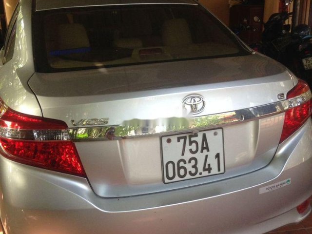 Cần bán Toyota Vios sản xuất 2015, màu bạc, giá tốt0