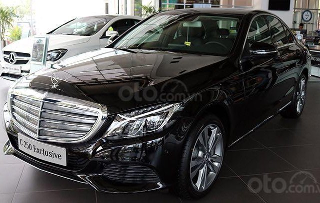 Cần bán xe Mercedes C250 Exclusive đời 2018, màu đen, xe còn mới nguyên tem, zin 100%